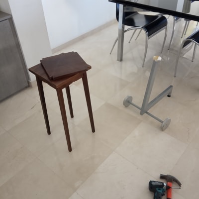 מברגה ופטיש על רצפה ליד שולחן