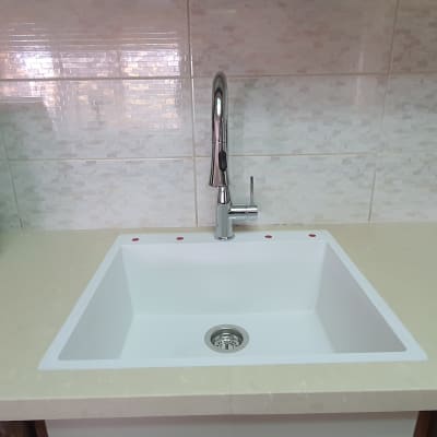 כיור עם ברז על משטח שיש במטבח