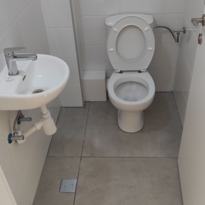 שירותים עם אסלה וכיור לבנים, רצפה נקייה