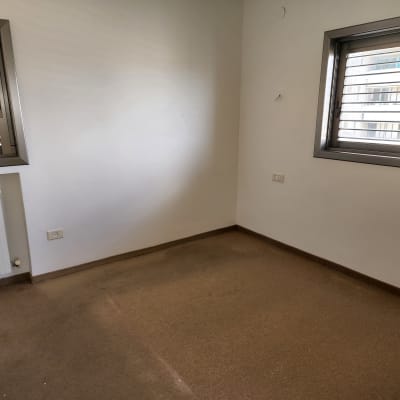 קירות לבנים חלקים בחדר ריק עם חלונות