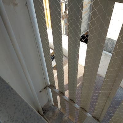 רשת מתכת מותקנת למניעת כניסת יונים