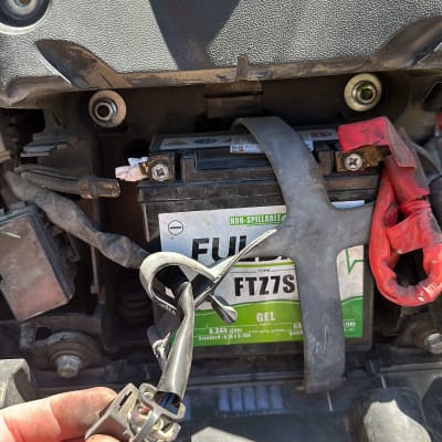 מצבר רכב עם חיבורי כבלים ויד מחזיקה מחבר