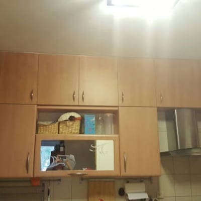 מטבח עם ארונות עץ ומדפים