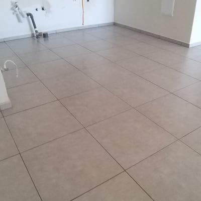 רצפה נקייה עם אריחים גדולים בחדר ריק