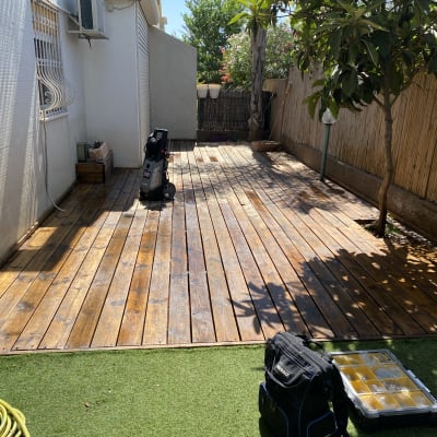 דק עץ עם כלי עבודה וציוד גינון