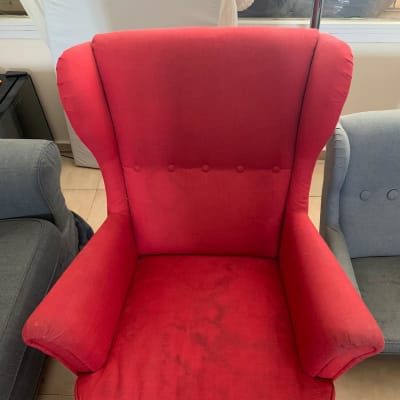 כורסה אדומה עם כתמים על המושב