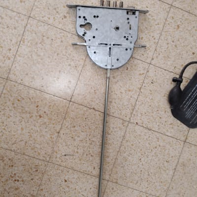 מנגנון מנעול מתכת עם מוט ארוך על רצפה