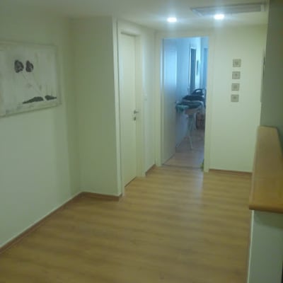 מסדרון עם קירות גבס ודלתות לבנות