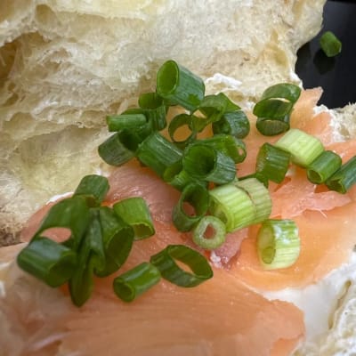 לחם עם סלמון ובצל ירוק קצוץ