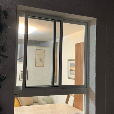 חלון חדש מותקן בקיר במהלך שיפוץ