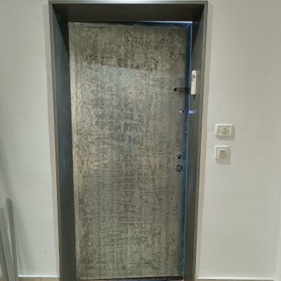 דלת מתכת לא צבועה עם מסגרת כהה