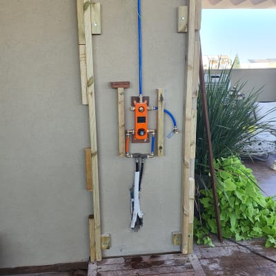 מערכת צנרת עם צינור כחול ומחבר כתום