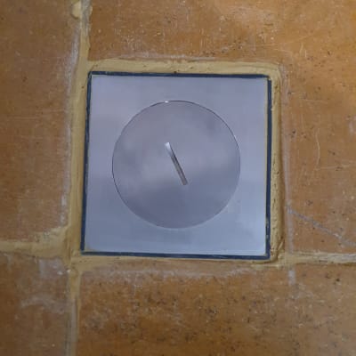 שקע חשמלי מרובע עם כיסוי מתכת עגול