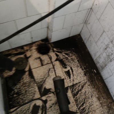 כלי עבודה לניקוי צנרת על רצפה מלוכלכת