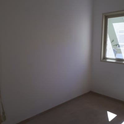 קיר לבן עם חלון קטן בצד ימין