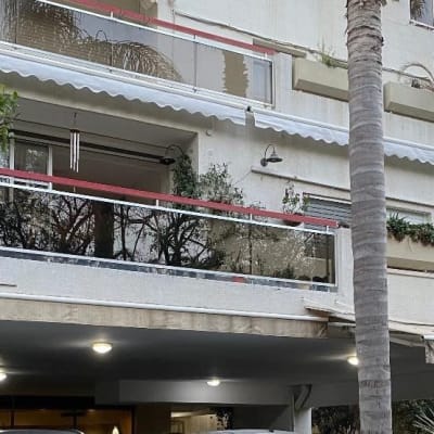 סוככים לבנים מותקנים מעל מרפסות בבניין מגורים