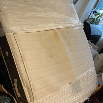 מזרן עם כתמים עטוף בניילון שקוף