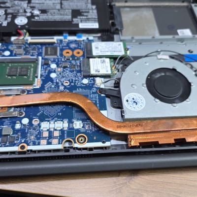 חלקים פנימיים של מחשב נייד עם לוח אם ומאוורר