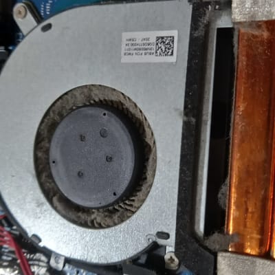 מאוורר מחשב עם אבק, צינורות נחושת, לוח אם