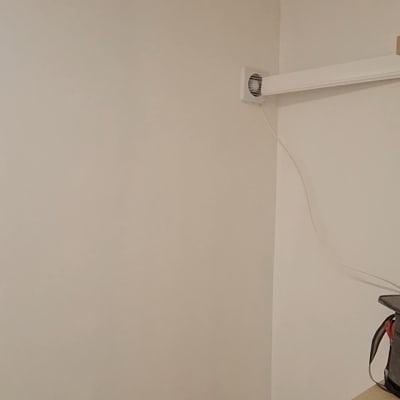 קיר עם מדף ומאוורר קטן מותקן