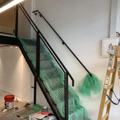 סולם, דלי צבע, כיסוי ירוק על מדרגות, ציוד שיפוץ