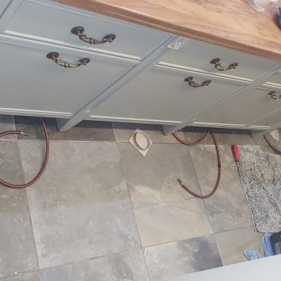 כלי עבודה וצינורות על רצפת חדר אמבטיה