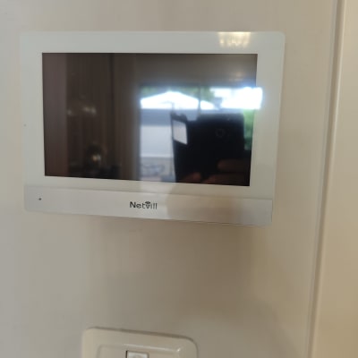 מסך אינטרקום וידאו פנימי מותקן על קיר בבית