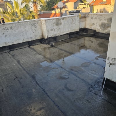 גג עם איטום וניקוז מים
