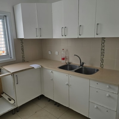מטבח נקי ומסודר בדירה לאחר ניקיון יסודי לפני כניסה