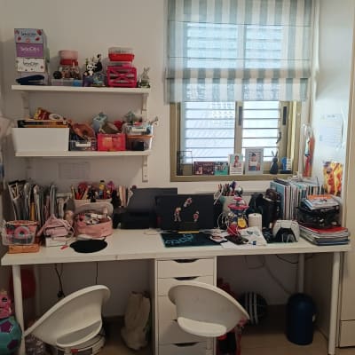 שולחן עבודה מסודר עם כיסאות וחפצים שונים