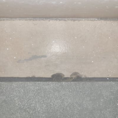 קיר עם סימני רטיבות או נזק קל