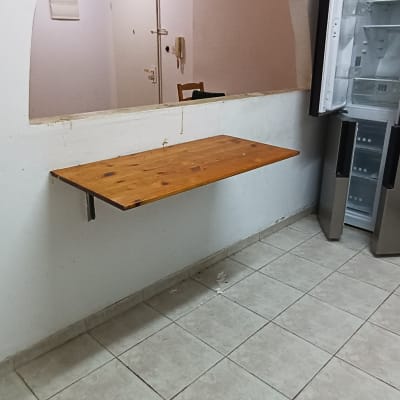 מדף עץ מחובר לקיר עם סוגרים מתכתיים