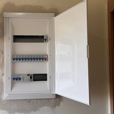 לוח חשמל פתוח עם מפסקים