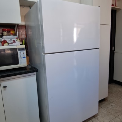 מקרר לבן במטבח עם ארונות לבנים