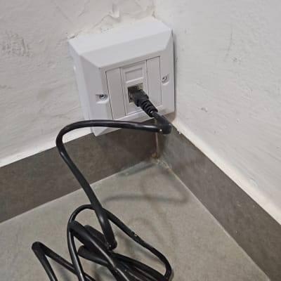 שקע רשת עם כבל מחובר על קיר