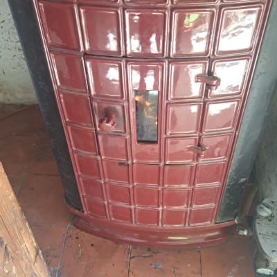 תנור חימום אדום עם דלת זכוכית קטנה