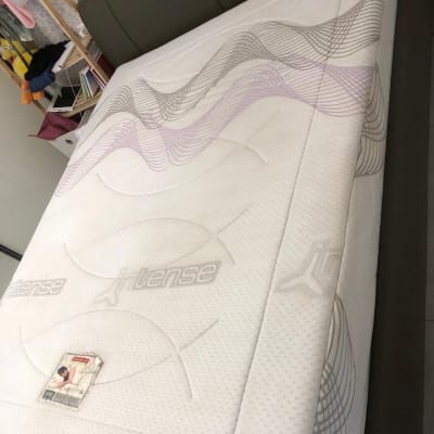 מזרן עם עיצוב גלים, ללא אנשים או מספרי טלפון נראים