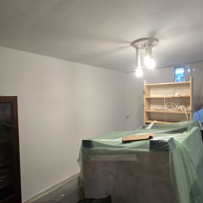 חדר עם קירות צבועים, כיסוי פלסטיק על רהיטים