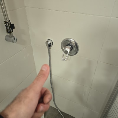 ברז ומקלחת עם אגזוז, יד מראה סימן טוב