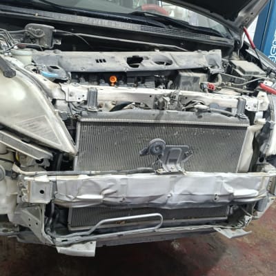 מכונית עם מכסה מנוע פתוח, חשיפת מערכת קירור ורדיאטור