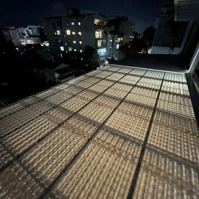 פרגולת אלומיניום מוארת בלילה עם תאורה פנימית