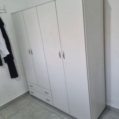 ארון בגדים לבן עם דלתות ומגירות