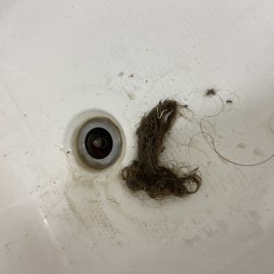 כיור עם סתימה של שיער ולכלוך