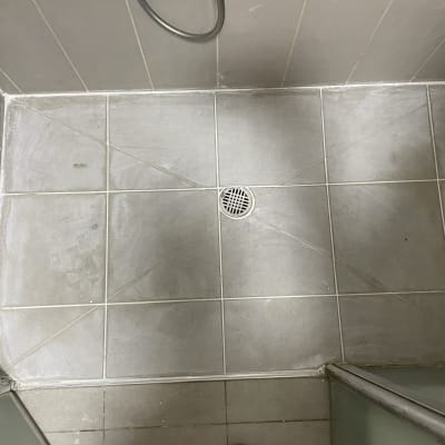 רצפת מקלחת עם רובה חדשה סביב האריחים