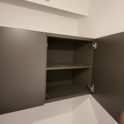 ארון פתוח עם מדפים ודלתות אפורות