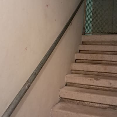 מעקה מתכת על גרם מדרגות בטון