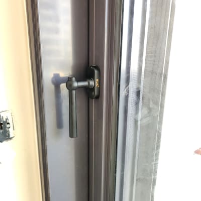 ידית אלומיניום על חלון זכוכית