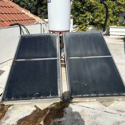 דוד שמש עם קולטים על גג