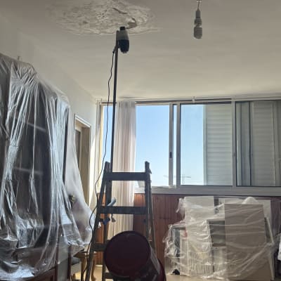 סולם, דלי צבע, כיסוי פלסטיק, תיקון תקרה