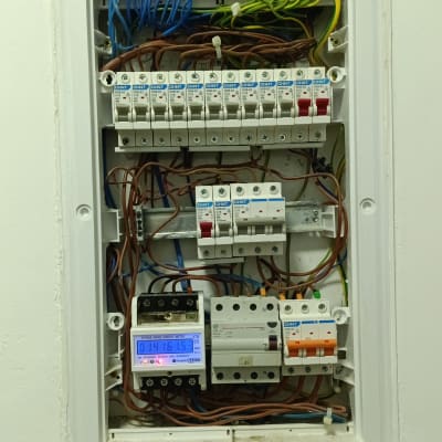 לוח חשמל עם חוטים ומפסקים שונים